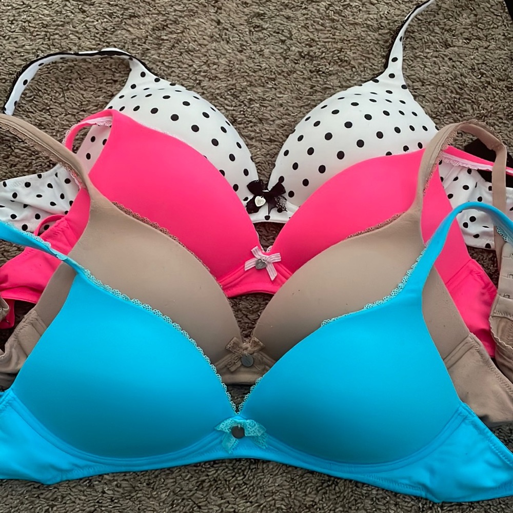 Victoria’s Secret bra lot 34B